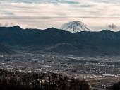 Špička Mt. Fuji stoupá nad okolní hory
