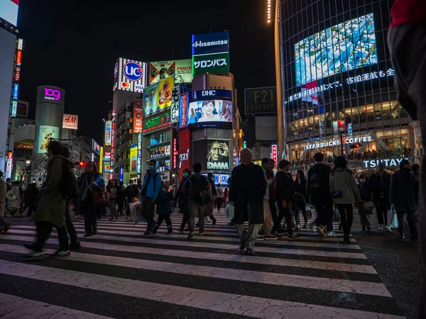 Shibuya, Japan - 7.2.20: Große Menschenmengen überqueren Shibuyas berühmte Kreuzung — Stockfoto