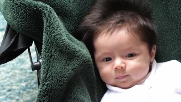 Um bebê bonito cooing e brincando com sua mãe ou pai — Vídeo de Stock