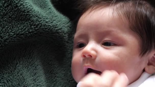 Um bebê bonito cooing e brincando com sua mãe ou pai — Vídeo de Stock