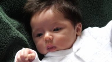 Şirin bir bebek anne ve babasıyla oynuyordu.