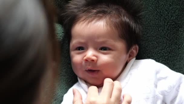 Un lindo bebé arrullando y jugando con su madre o su padre — Vídeos de Stock