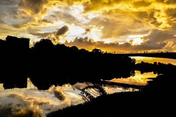 Piękny Zachód Słońca Żółty Chmury Nad Rzeką Arno Florencji Włochy — Zdjęcie stockowe