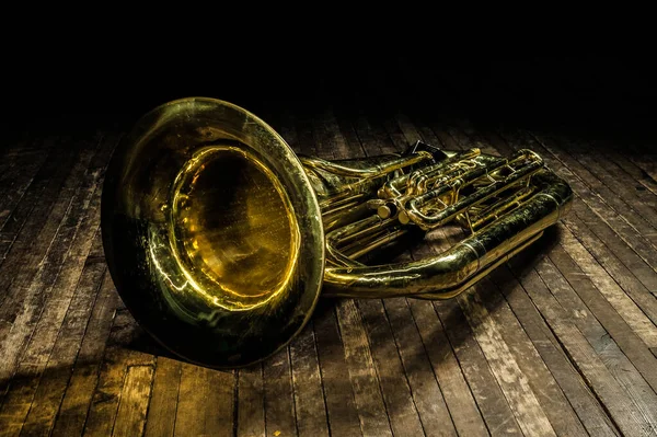 Złoty Mosiądzu Wiatr Instrument Euphonium Leży Brązowej Drewnianej Scenie Świetle — Zdjęcie stockowe