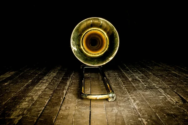 Trombone Amarelo Instrumento Bronze Encontra Assoalho Madeira Estágio Vista Frontal — Fotografia de Stock