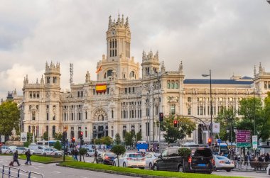 Cibeles Sarayı, resmi adıyla Palacio de Comunicaciones Madrid Plaza de Cibeles 'de yer almaktadır.