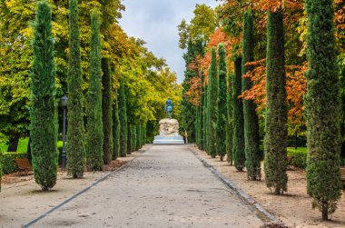 Kral XII. Alfonso anıtı, Parque del Buen Retiro Gölü 'nün yakınındaki uzun bir merkez çekirdeğin tepesinde yarı dairesel bir sütun ve monarşinin bir binicilik heykeli yer almaktadır. Madrid, İspanya