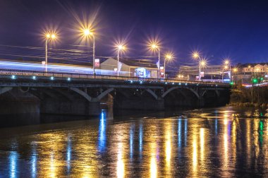 Vinnitsa, Ukrayna 'daki Güney Böcek Nehri üzerindeki merkez köprü. Kışın gece manzarası