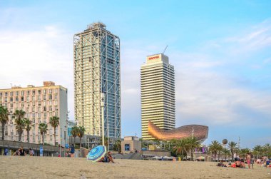 Peix, Somorrostro plajı ve Olimpik limanı yakınlarındaki iki gökdelenin arasında duran Barselona 'nın sembollerinden biri olan dev bir Japon balığı heykelidir.