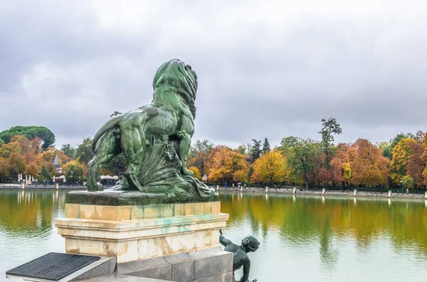 Löwenstatue Auf Der Terrasse Des Monuments Für Alfonso Xii Der — Stockfoto