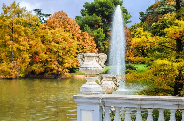 白色的栅栏 有两个古风格的花瓶与Baluster和池塘与喷泉附近的Palacio Cristal在Buen Retiro公园 西班牙马德里 — 图库照片