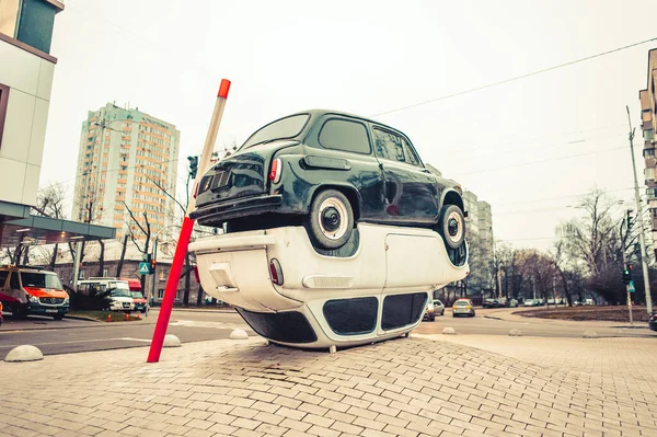 Extraño Monumento Forma Dos Pequeños Coches Viejos Blanco Negro Que — Foto de Stock