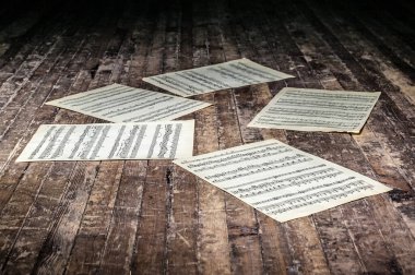 Müzik notaları olan notalar eski yerde, karanlıkta yatıyor..