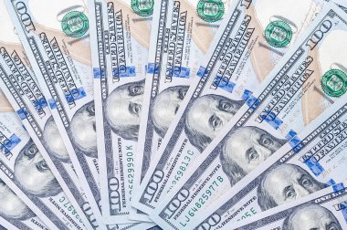 Başkan Benjamin Franklin 'in portresi olan bir sürü yeni yüz dolarlık Amerikan banknotunun büyütülmüş parçası.