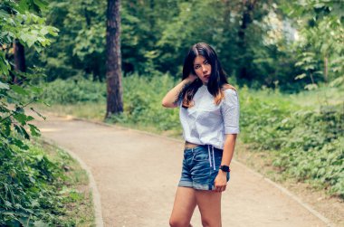 Ormandaki esmer genç kadınların portresi.