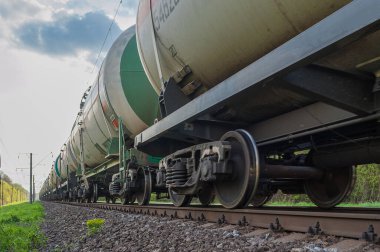 Büyük tank vagonları demiryollarında sürekli hareket halindedir.
