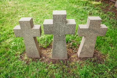 İkinci Dünya Savaşı 'nda Alman savaş esirlerinin mezarlığında üç taş haç vardı. Kiev, Ukrayna