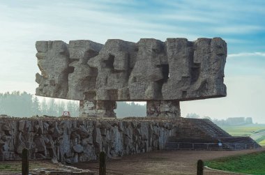 Alman toplama ve imha kampı Majdanek 'te savaş ve şehitlik anıtı. Lublin, Polonya