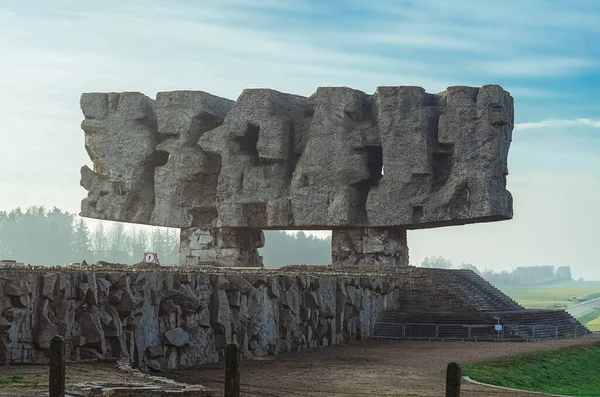 Alman toplama ve imha kampı Majdanek 'te savaş ve şehitlik anıtı. Lublin, Polonya