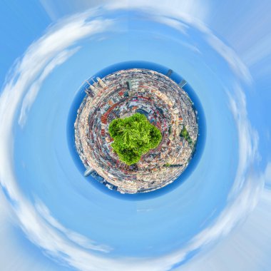 İspanya Barcelona 'nın Akdeniz ve Eixample ya da New Town' daki Gell Park 'taki Üç Haç Tepesi' ndeki güzel panoramik manzarası. Ortadaki Sagrada Familia