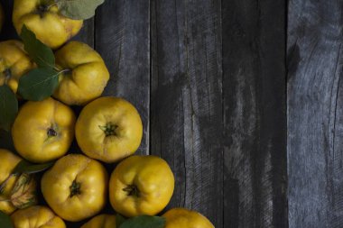 Bir sürü elma Ayva koyu ahşap zemin üzerinde. Üstten Görünüm