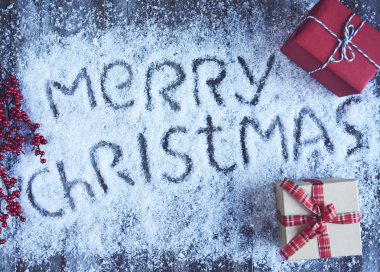 Mutlu Noel el yazısı çizilmiş