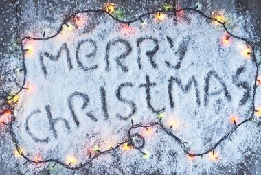 Işıkları ile ahşap tahta üzerinde yazı neşeli Noel elle çizilmiş