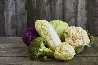 Lahana rustik ahşap zemin üzerine pek çok tür