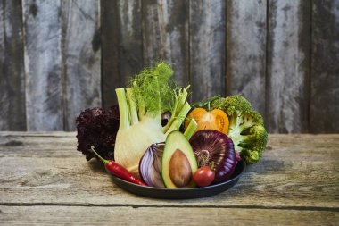 Plaka sebze rustik ahşap üzerinde farklı assortement ile 