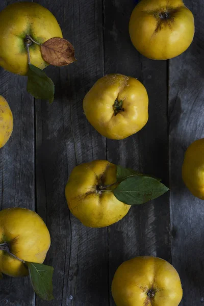 Beaucoup de coing de pomme sur fond de bois foncé. vue de dessus — Photo