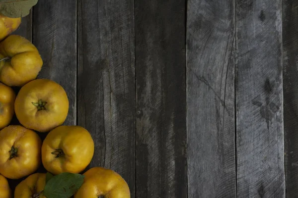 Een heleboel apple kweepeer op donkere houten achtergrond. bovenaanzicht — Stockfoto