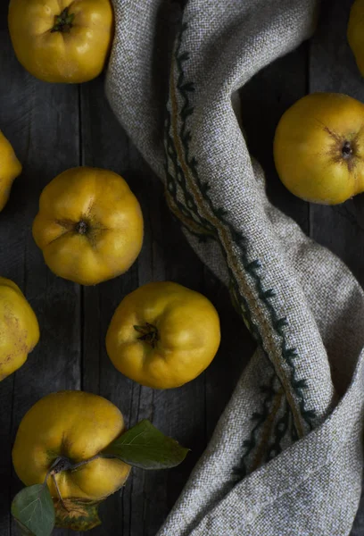 Een heleboel apple kweepeer op donkere houten achtergrond. bovenaanzicht — Stockfoto