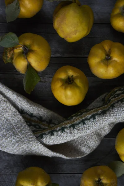 Banyak apel quince pada latar belakang kayu gelap. tampilan atas — Stok Foto