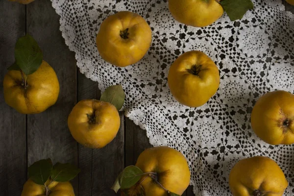 Een heleboel apple kweepeer op rustieke achtergrond. bovenaanzicht — Stockfoto