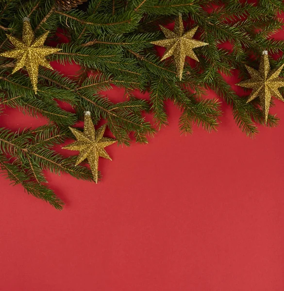 Árbol de Navidad con decoraciones navideñas sobre fondo rojo. des — Foto de Stock