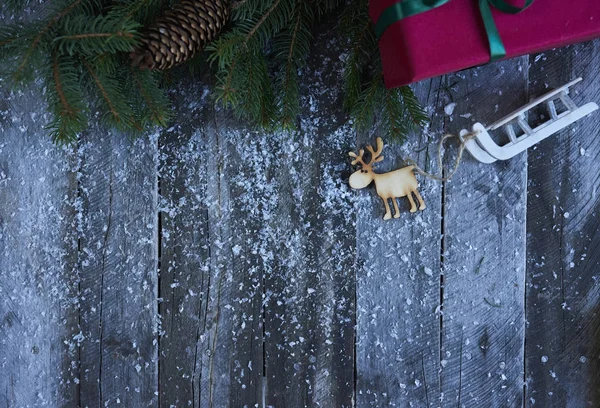 Fondo de Navidad. Árbol de Navidad, conos de pino, caja de regalo, nieve — Foto de Stock