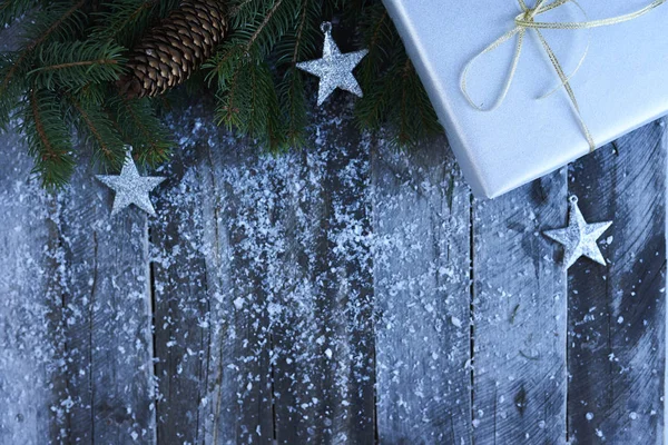 Рождественский фон Рождественская елка, сосновые шишки, звезды, подарок бо — стоковое фото
