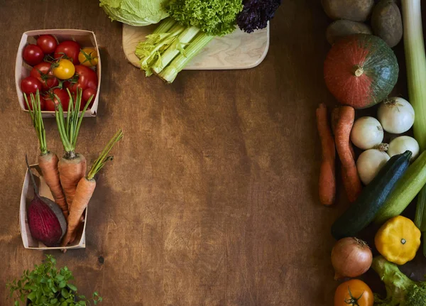 Composición con una variedad de verduras orgánicas crudas. vista superior — Foto de Stock