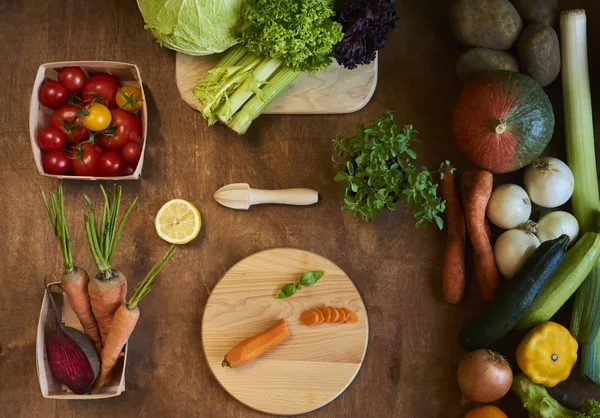 Zanahoria picada sobre tabla de cortar rústica. Verduras ingredientes — Foto de Stock