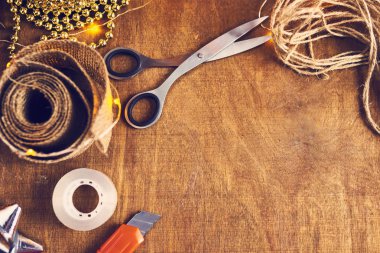 Festival arka plan farklı Noel aksesuarlar, kurdeleler, ileti örneği bıçak, makas ile bant