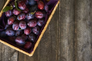 Hasır sepetteki erikler 