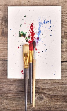 Boyalı arka plan boya fırçaları  