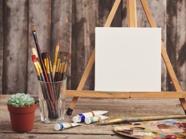 Ahşap masa üzerinde sanatsal Boya fırçaları