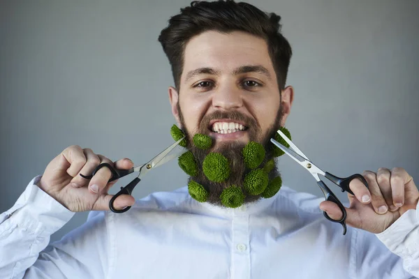 Homme avec des fleurs en barbe et ciseaux — Photo