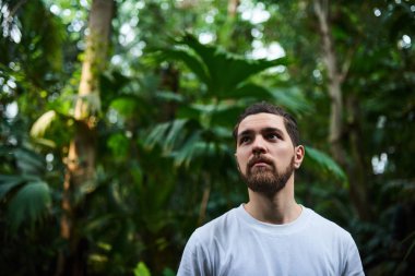 Botanik Bahçesi ayakta Closeup sakallı portre yakışıklı şık adam arka plan bulanık