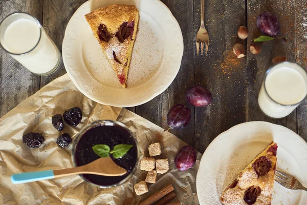 Torta Ameixa Caseira Placas Com Geléia Copos Leite Fundo Mesa — Fotografia de Stock