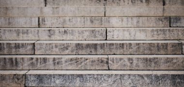 Eski merdiven closeup. Beton merdiven arka plan koyu gri dokulu