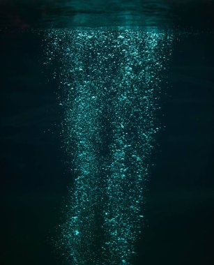 Tatlı su koyu arka plan üzerinde hava kabarcıkları