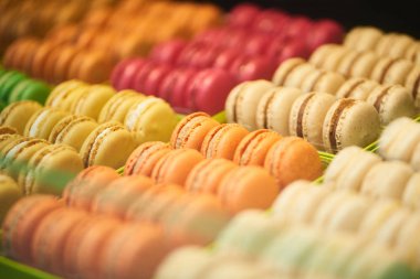 Güzel renkli bademli kurabiye şeker dükkanı kutularıyla closeup