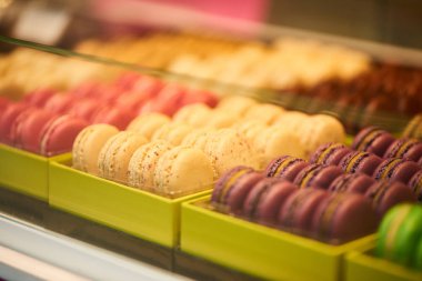 Güzel renkli bademli kurabiye şeker dükkanı kutularıyla closeup